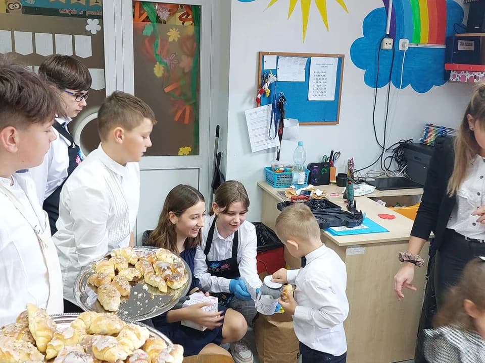 Uczniowie ze Szkoły w Woli Książęcej upiekli rogale dla chorej Kariny Antczak [ZDJĘCIA]