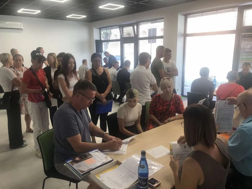 Uczniowie podpisywali umowy z pracodawcami. Pierwszy raz w Jarocińskim Centrum Edukacji i Kariery [ZDJĘCIA] — zdjęcie 4 z 62