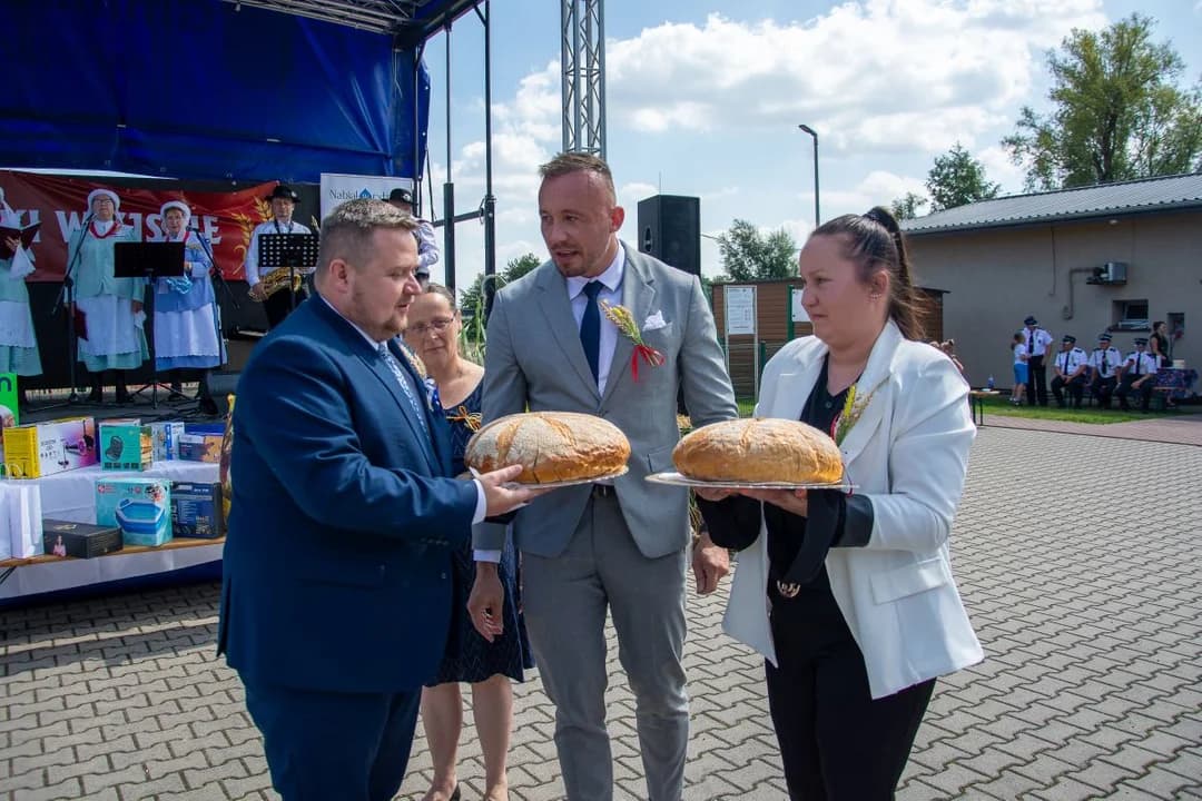 Aktywna niedziela w gminie Jaraczewo. Dożynki w Cerekwicy dla trzech wiosek i pierwszy taki koncert na rynku [ZDJĘCIA]