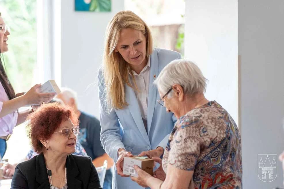 Opaski, które mogą uratować życie seniorom, rozdało Centrum Usług Społecznych w Jarocinie. Czy będą kolejne takie akcje? [ZDJĘCIA]
