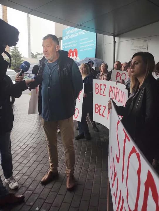 Protest wobec likwidacji położnictwa i oddziału noworodkowego w jarocińskim szpitalu — zdjęcie 5 z 18