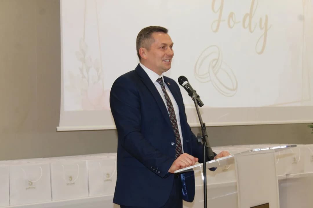 Na te medale czekali dłużej niż zwykle. Wyjątkowa uroczystość dla par świętujących 50. rocznicę ślubu w Jarocinie [ZDJĘCIA] — zdjęcie 6 z 230