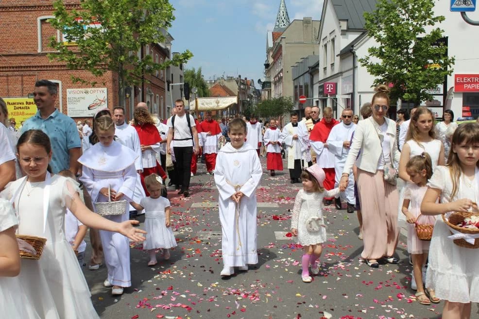 Uroczystość Bożego Ciała w Jarocinie z chórem, orkiestrą i ZHP [ZDJĘCIA]