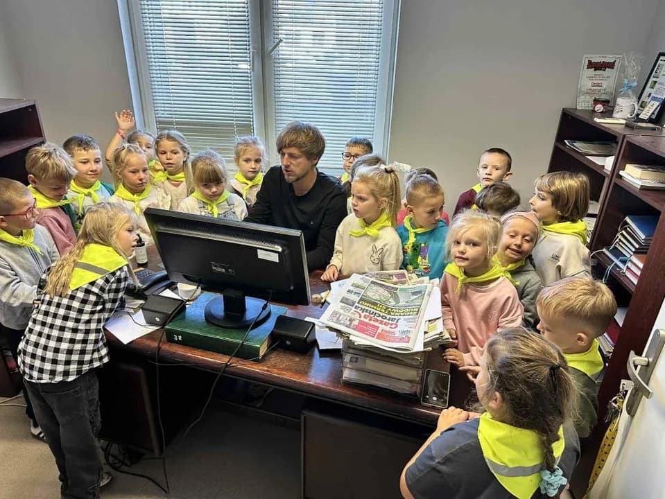 Ananasy z przedszkola „Jaś i Małgosia” odwiedziły redakcję „Gazety Jarocińskiej” i portalu jarocińska.pl — zdjęcie 3 z 8