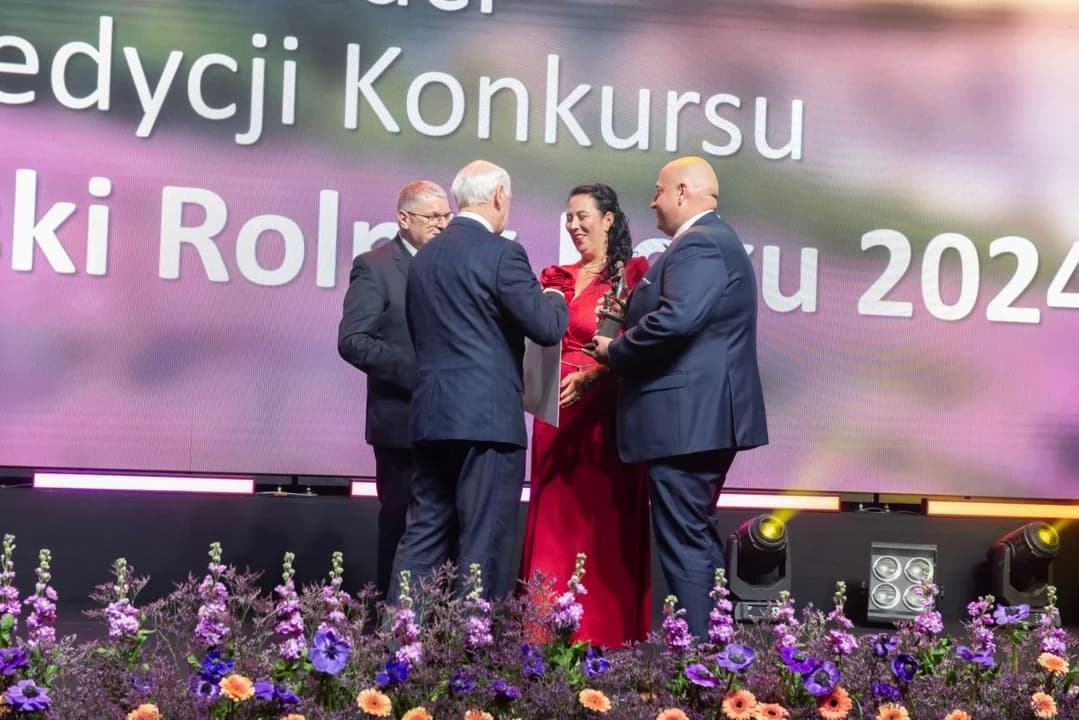 Rocznie produkują 1,8 mln brojlerów. Właściciele gospodarstwa w Kruczynie - Wielkopolskimi Rolnikami Roku 2024. Nominacja dla pszczelarza z Jarocina [ZDJĘCIA]