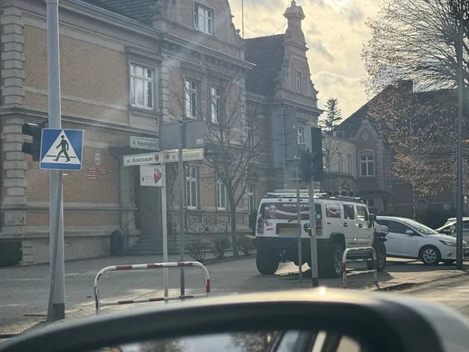 Zajął hummerem dwa miejsca parkingowe pod Urzędem Miejskim w Jarocinie