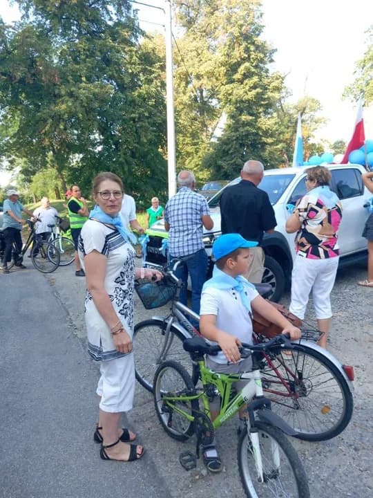 Pojechali na pielgrzymkę rowerową z Żerkowa do Kolniczek w intencji księdza Roberta Olejnika [ZDJĘCIA] — zdjęcie 3 z 37
