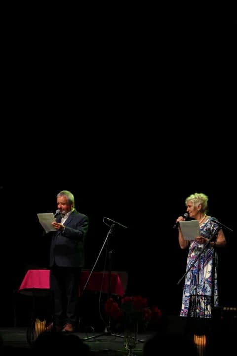 Koncert w JOK-u prowadzili Zofia Tołstołucka, szefowa klubu „Jarocino” oraz Kasper Ekert, dyrygent chóru Barwickiego. — zdjęcie 2 z 64