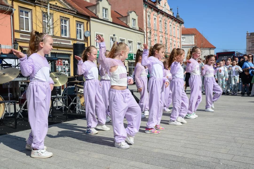 Przez kilka godzin szukali zajączków w centrum Jarocina. Wielkanocna gra miejska z nagrodami [ZDJĘCIA] — zdjęcie 6 z 90