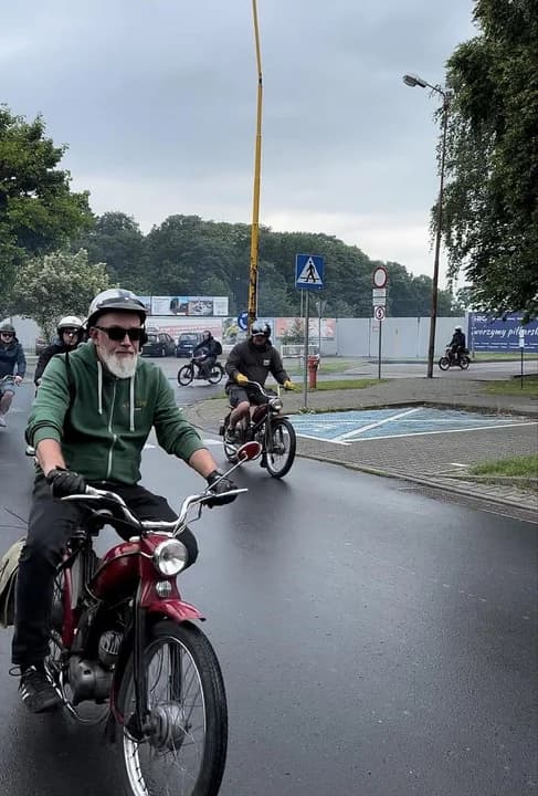 Jadą na starych dwusuwach przez kraj. W serwisie Żuk