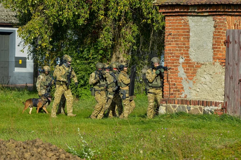 Katastrofa samolotu, uzbrojeni przestępcy i działania antyterrorystów - duże ćwiczenia policji i służb ratowniczych [ZDJĘCIA I FILM]