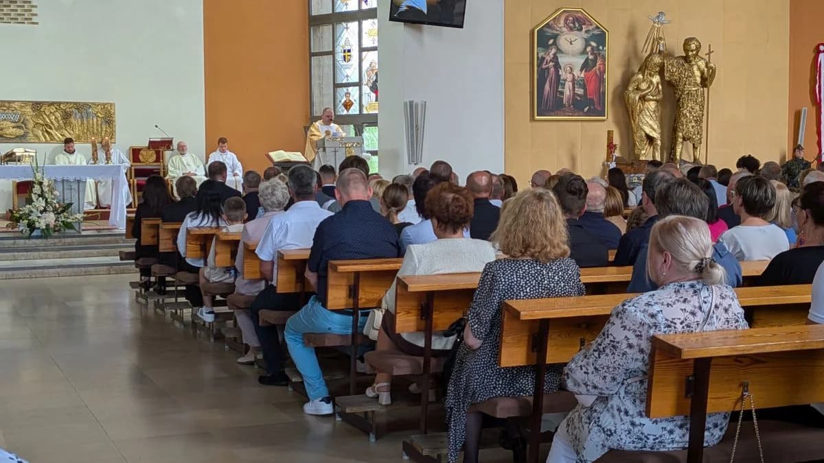 W niedzielne południe (12 lipca 2026) w kościele ojców Franciszkanów w Jarocinie odsłonięto tablicę upamiętniającą ofiary rzezi wołyńskiej