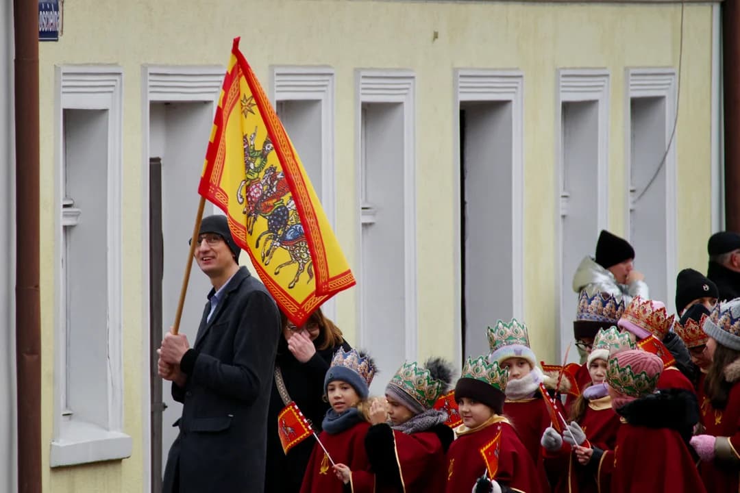Uczestnicy nieśli między innymi flagi z wizerunkami przybyszów ze Wschodu