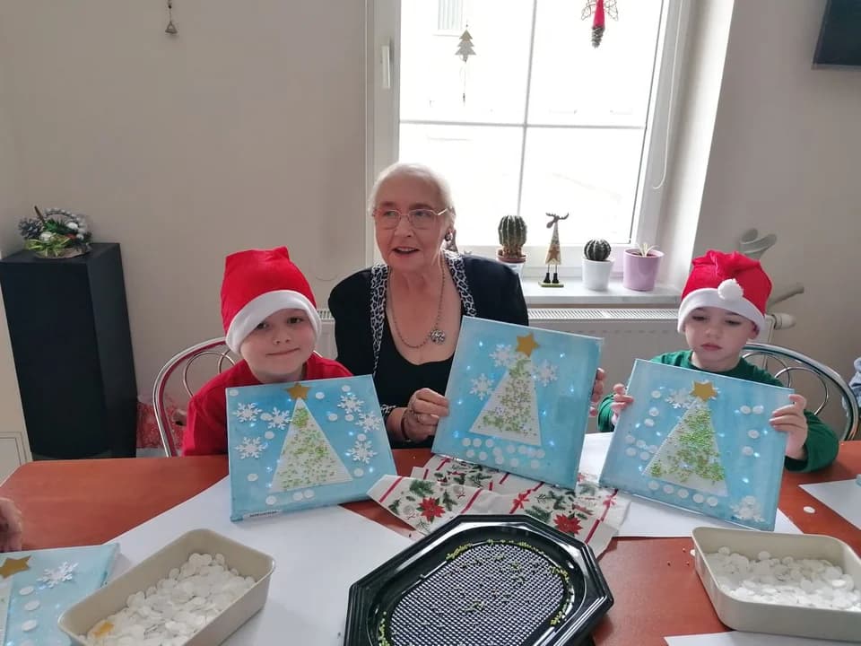 Przedszkolaki wzruszyły seniorów. Świąteczne warsztaty przy ul. Zacisznej w Jarocinie — zdjęcie 4 z 17