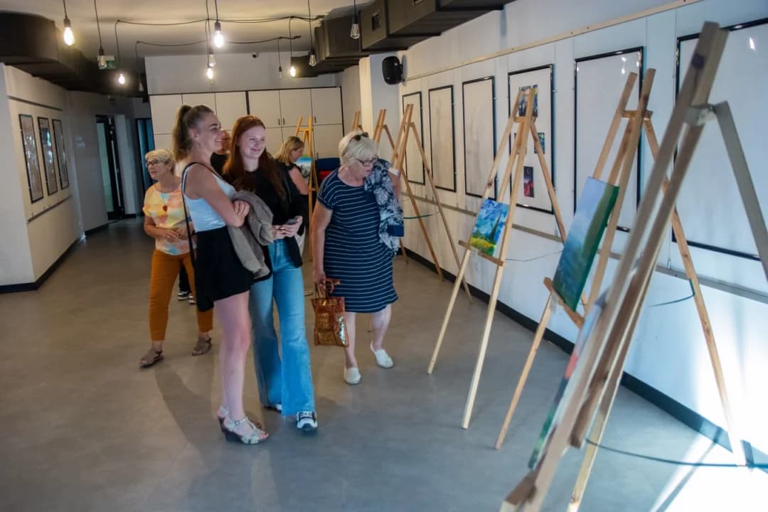Studiuje ekonomię, ale kocha sztukę. Aleksandra Błaszczyk prezentuje  swoje obrazy w Kamienicy Kultury w Jarocinie [ZDJĘCIA] — zdjęcie 2 z 39