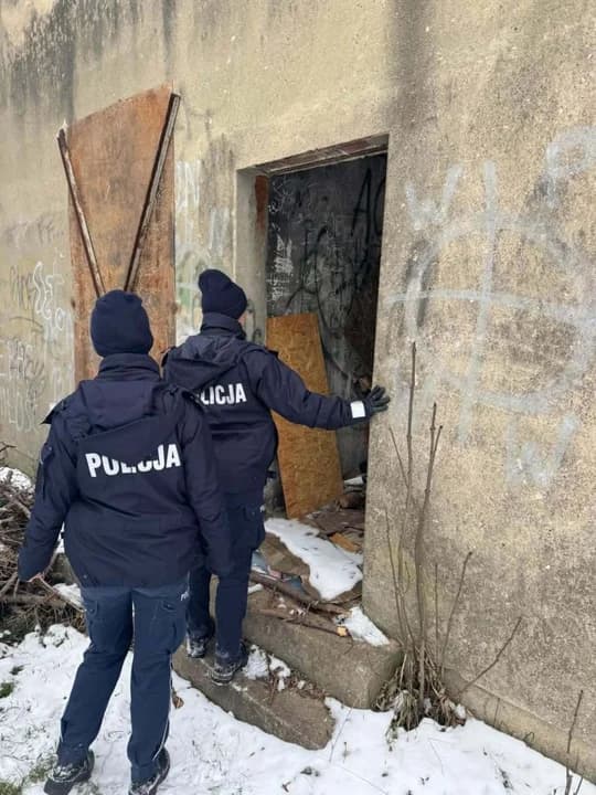 Policja sprawdza miejsca, w których mogą przebywać osoby bezdomne — zdjęcie 2 z 4