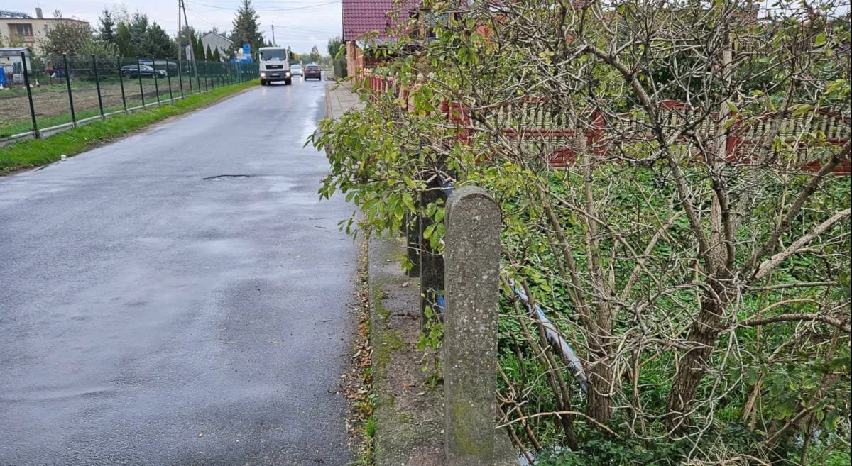 Radny ostrzega przed niebezpieczeństwem na ul. Mostowej w Golinie i apeluje do władz gminy Jarocin o działanie [ZDJĘCIA]