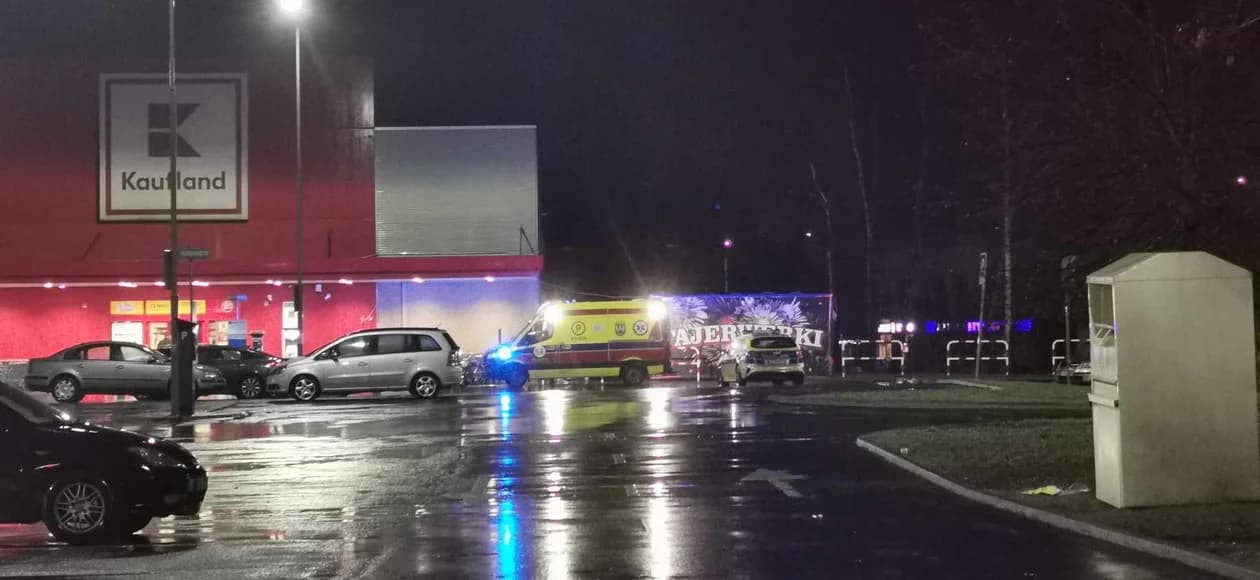 Pod marketem w Jarocinie interweniowało pogotowie i policja [ZDJĘCIA] — zdjęcie 4 z 4