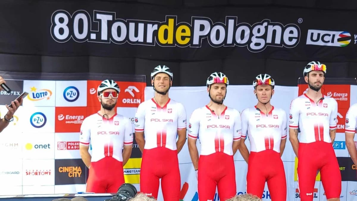 Za nami pierwszy etap Tour de Pologne 2023, który zakończył się bardzo dobrym wynikiem Macieja Paterskiego. Na finiszu ze zredukowanego po kraksie peletonu jarociniak był 6! Pierwszy etap padł łupem Tima Meliera (Soudal Quick-Step). Na drugim miejscu finiszował Olav Kooj (Team Jumbo-Visma). Podium uzupełnił Fernando Gaviria (Movistar Team).