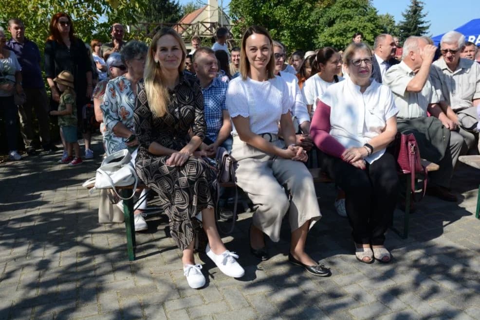 Władze Jarocina reprezentowały między innymi burmistrz Urszula Wyremblewska-Korzynewska i przewodnicząca rady miejskiej Anna Iwicka — zdjęcie 3 z 113