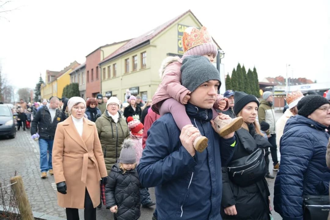 14. Jarocińskie Kolędowanie z Orszakiem Trzech Króli. Najwięcej było przedszkolaków  [ZDJĘCIA]