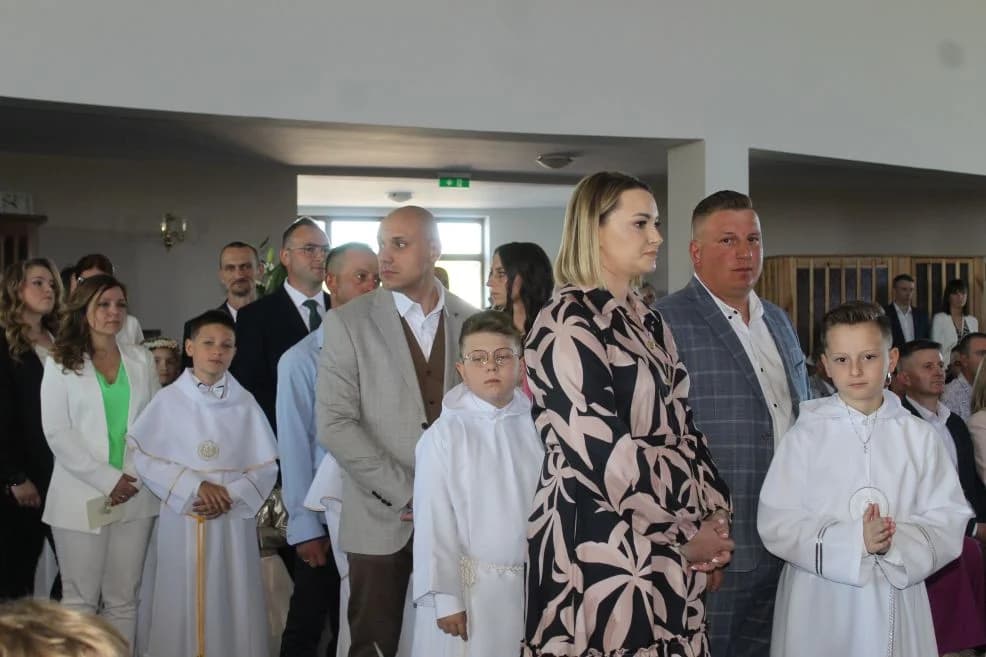 Pierwsza Komunia Święta w parafii Matki Bożej Fatimskiej w Jarocinie — zdjęcie 3 z 159