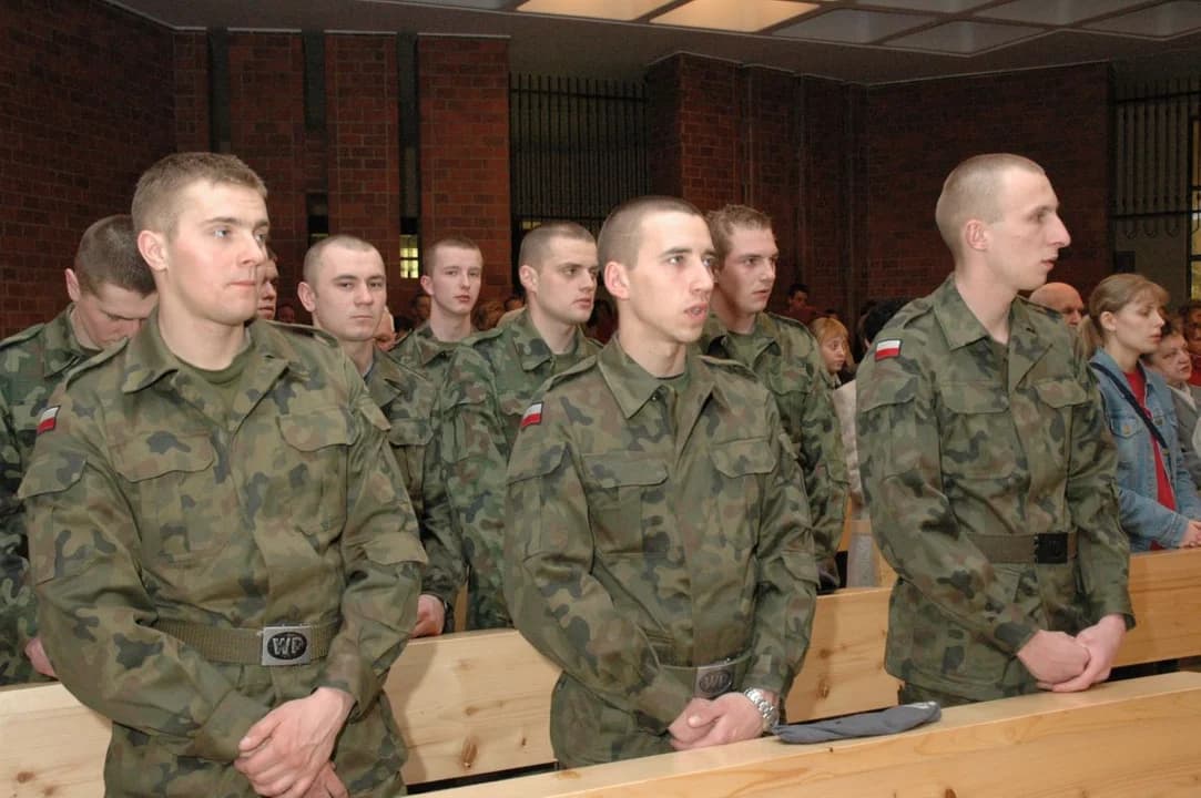 Dwadzieścia lat temu umierał Papież Polak - Jan Paweł II. Tak wtedy wyglądał Jarocin. Pamiętacie jeszcze tamte dni? [ZDJĘCIA] — zdjęcie 4 z 266