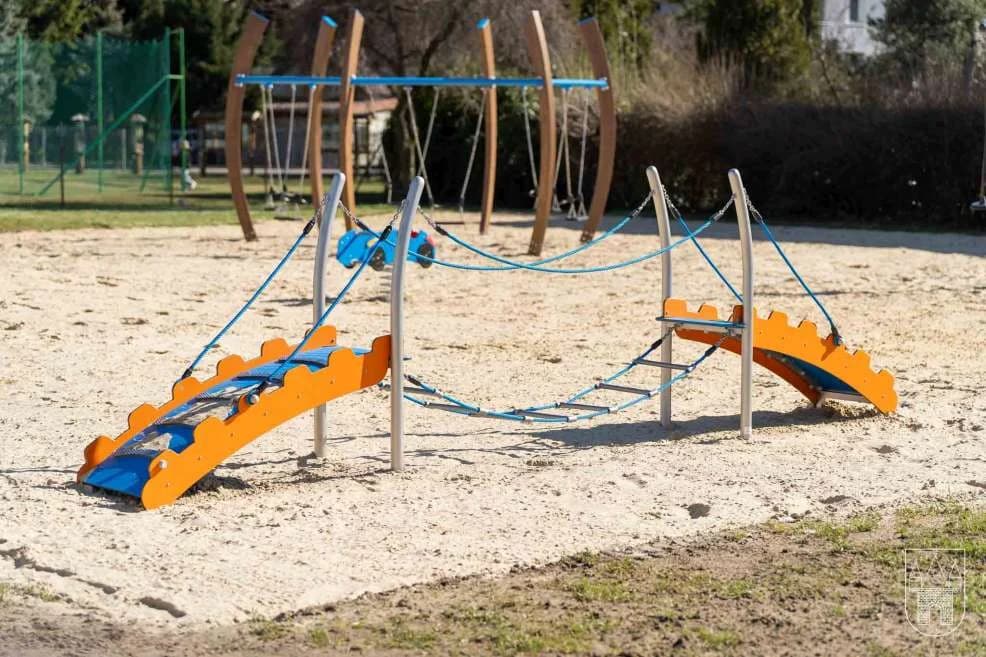 Plac zabaw przy Zespole Szkół nr 4 w Jarocinie już otwarty — zdjęcie 2 z 14