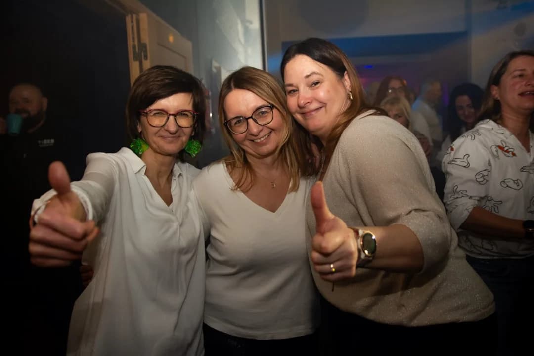 Po 35 latach znów zatańczyli w JOK-u. Tak wyglądała “Dyskoteka jak za dawnych lat” [ZDJĘCIA, AKTUALIZACJA] — zdjęcie 2 z 54