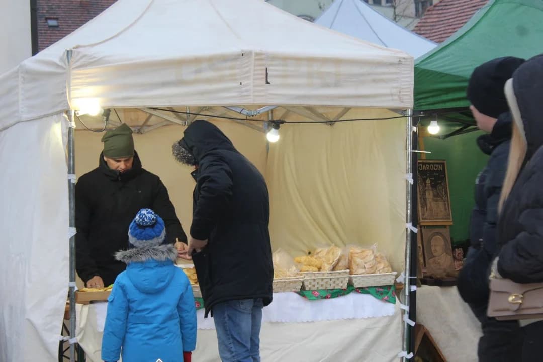 Pogoda nie sprzyjała jarmarkowi w Jarocinie. Padało i wiało, więc św. Mikołaj przyjechał na hulajnodze [ZDJĘCIA] — zdjęcie 3 z 150