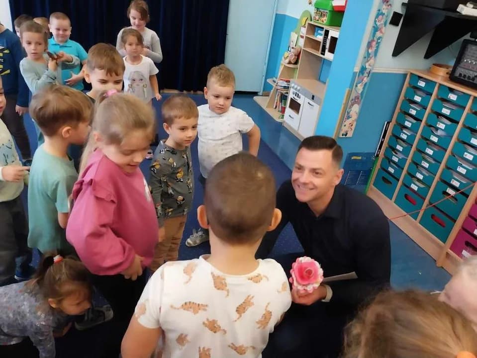 Wiceburmistrz Bartosz Walczak w przedszkolu w Mieszkowie — zdjęcie 2 z 6