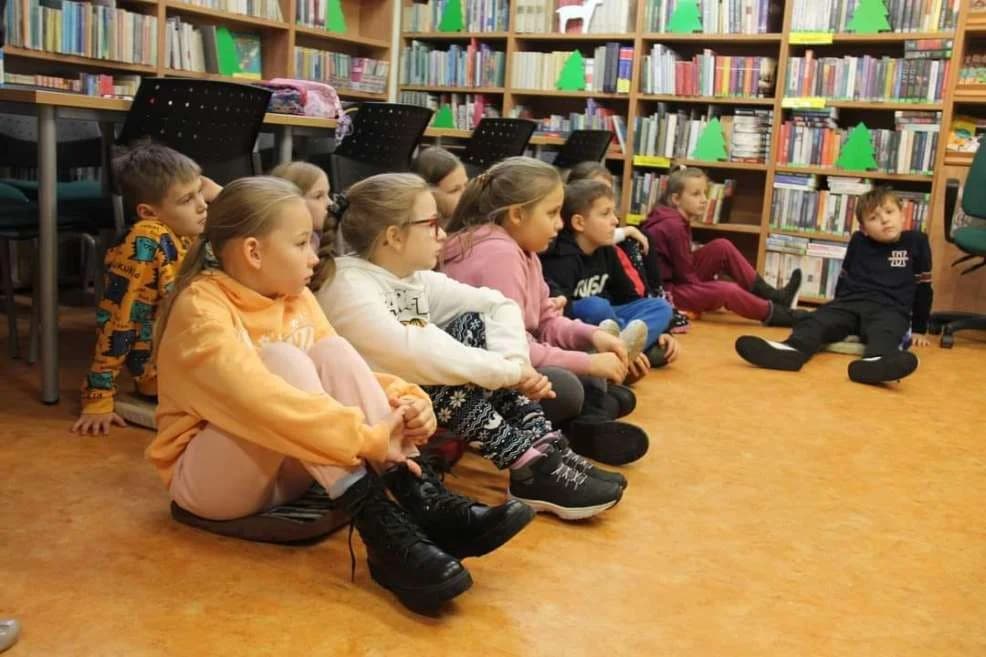 Starosta Lidia Czechak czytała dzieciom — zdjęcie 4 z 7