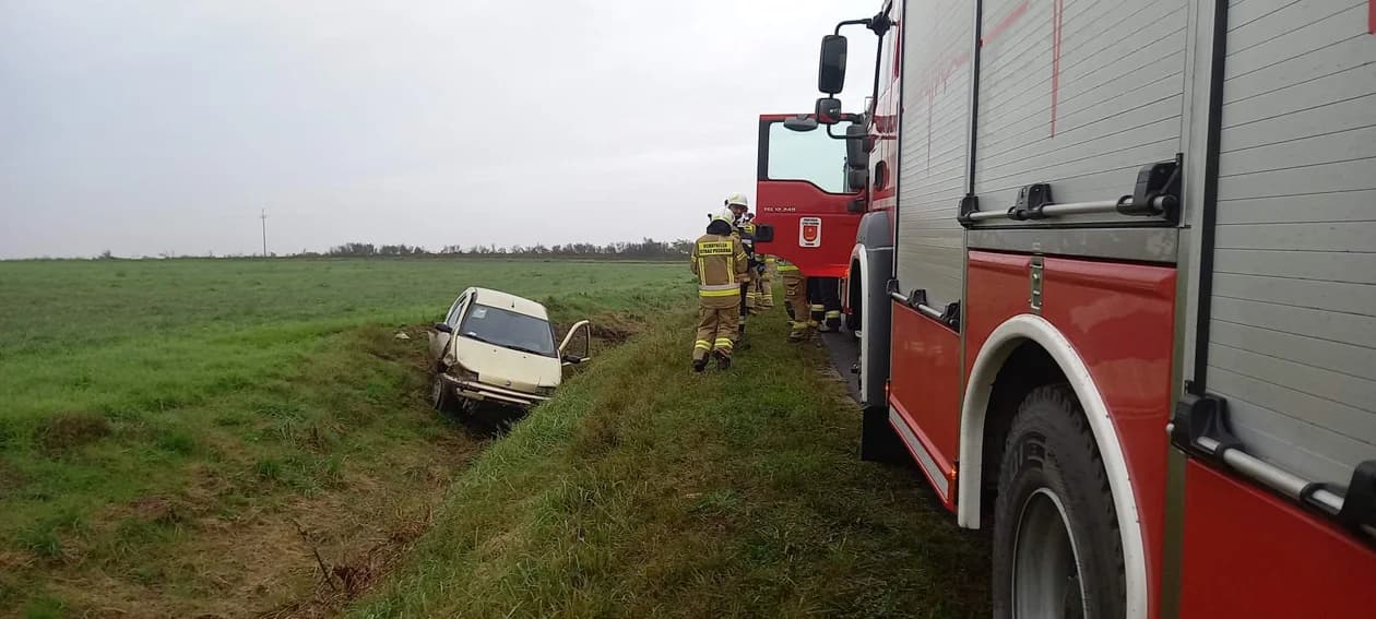 Fiat wypadł z jezdni na drodze Jarocin - Żerków