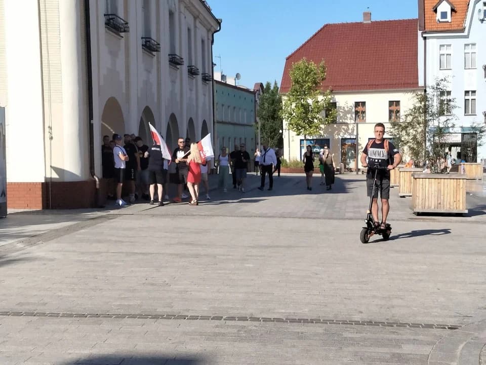 Akcja wsparcia dla migrantów w Jarocinie. Byli zwolennicy, przeciwnicy i niemałe siły policji — zdjęcie 4 z 37