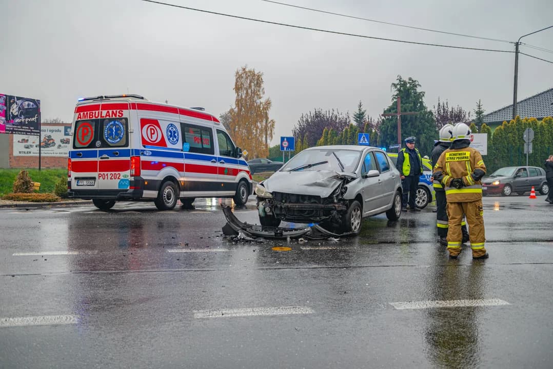 Wypadek na DK11 w Kotlinie. Dwie osoby trafiły do szpitala. Są utrudnienia w ruchu — zdjęcie 6 z 17
