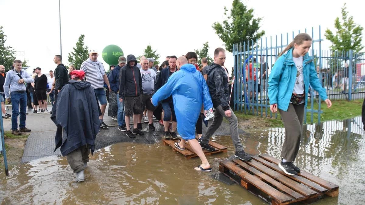 Tak bawiliście w błocie i deszczu podczas pierwszego dnia Jarocin Festiwal 2026