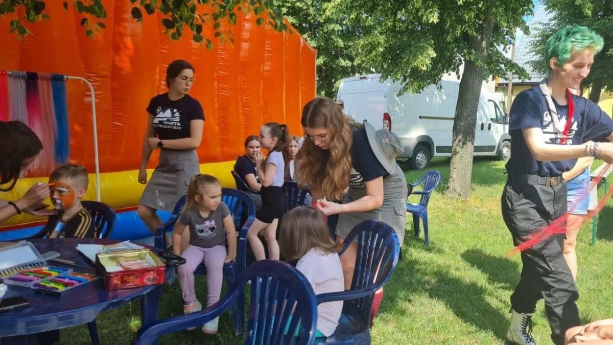 Dzień Dziecka w Nowym Mieście. Z kolorowymi proszkami i piana party — zdjęcie 2 z 57