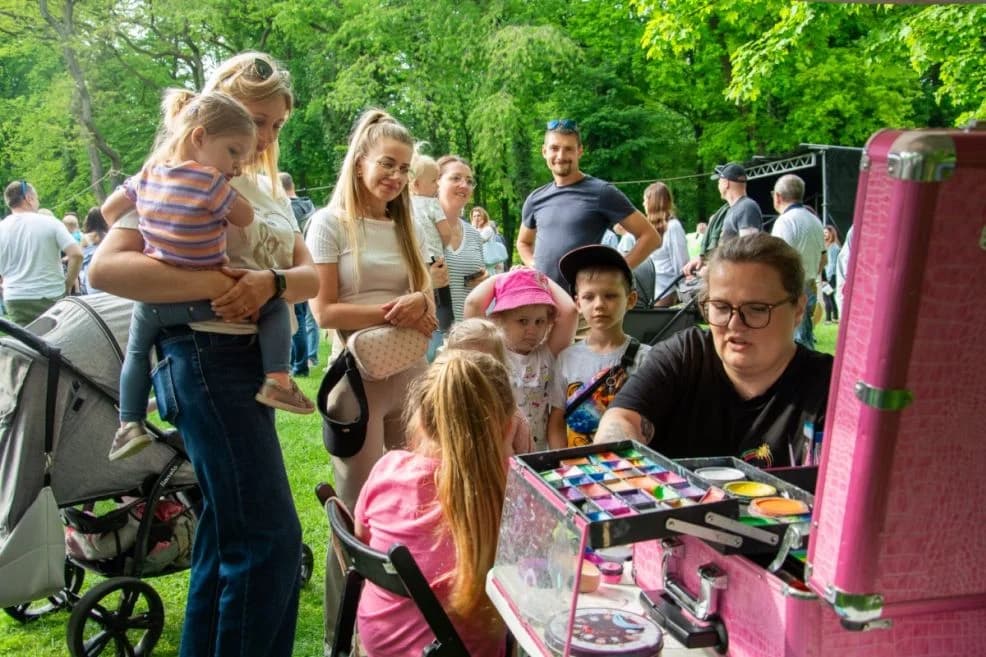 Piknik na polanie w jarocińskim parku Radolińskich. Organizatorzy przygotowali wiele atrakcji [ZDJĘCIA]