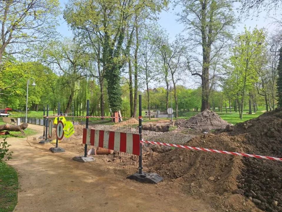 Budowa kładek w parku Radolińskich w Jarocinie — zdjęcie 3 z 10