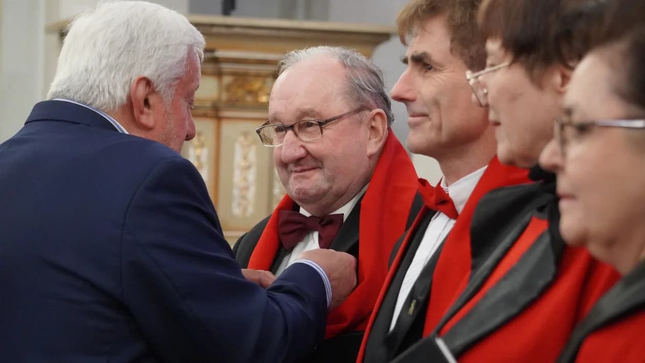 Na długo niedzielne popołudnie zapamięta czworo chórzystów z Jarocina, którzy otrzymali Odznakę Honorową I Stopnia (Brązową) Południowowielkopolskiego Związku Chórów i Orkiestr w Ostrowie Wielkopolskim