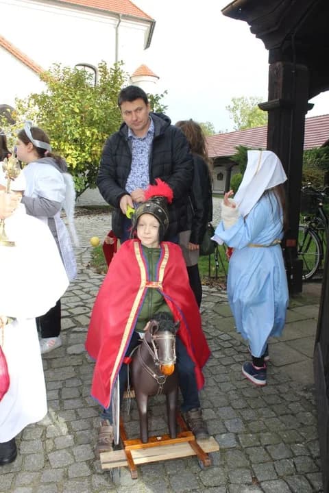 Marsz Wszystkich Świętych w parafii św. Marcina w Jarocinie — zdjęcie 2 z 73