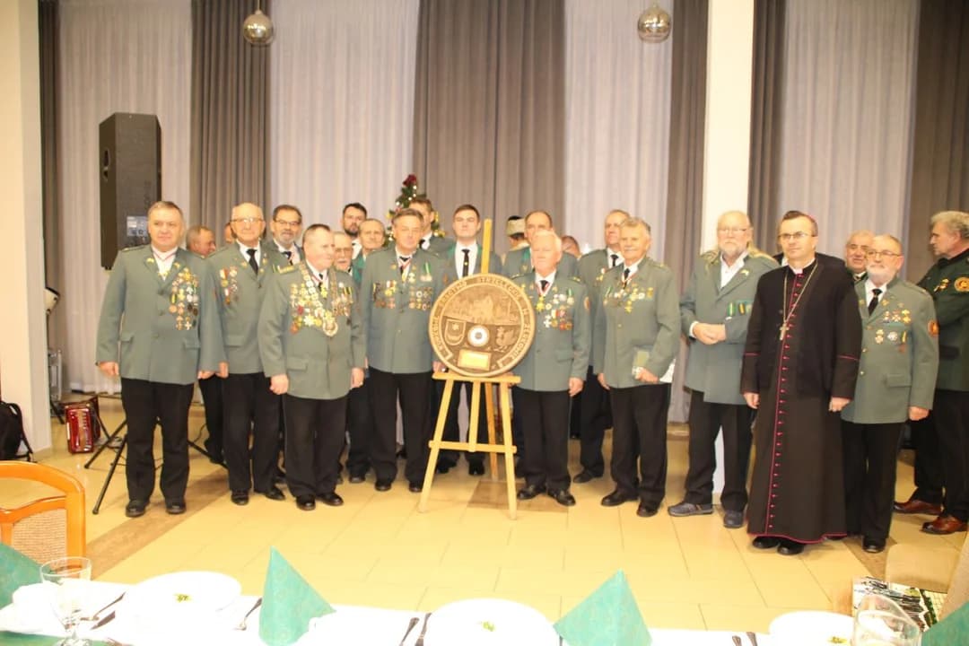Kurkowe Bractwa Strzeleckie diecezji kaliskiej w Żerkowie na spotkaniu opłatkowym z biskupem [ZDJĘCIA]