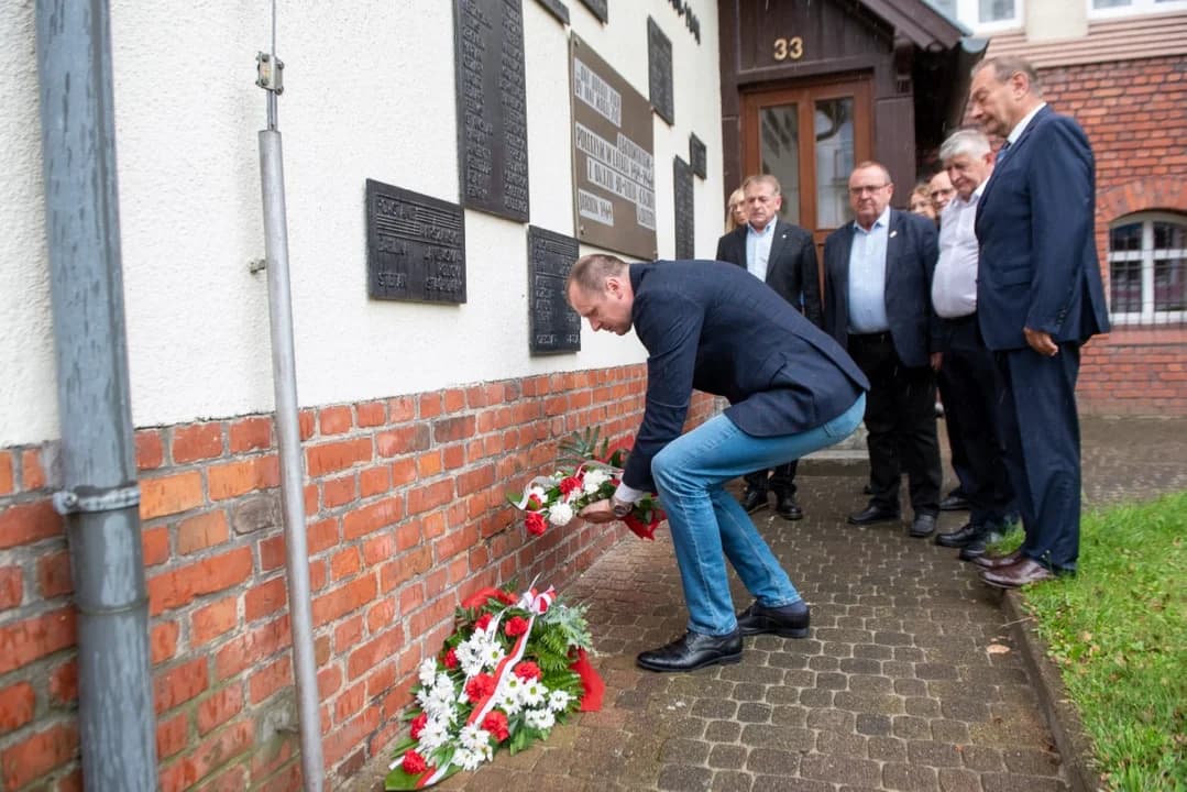 W Jarocinie uczczono symbolicznie godzinę W pod tablicą znajdującą się na ścianie Liceum Ogólnokształcącego — zdjęcie 4 z 13