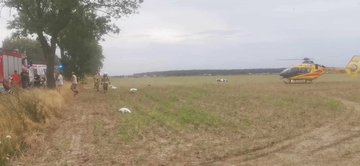 Zderzenie motocyklisty z samochodem osobowym na drodze między Roszkowem a Siedleminem.  [ZDJĘCIA] — zdjęcie 2 z 20