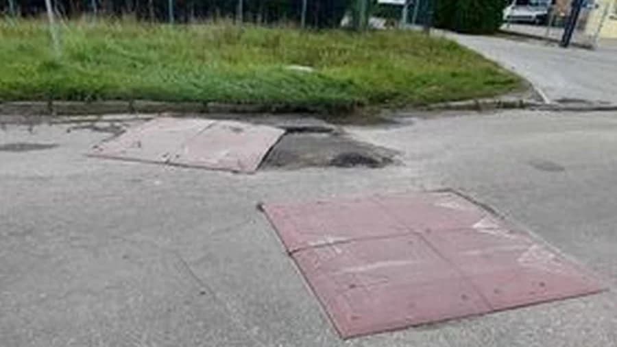 Uwaga kierowcy. Uszkodzony próg zwalniający w Jarocinie na ul. Przemysłowej. [ZDJĘCIA]