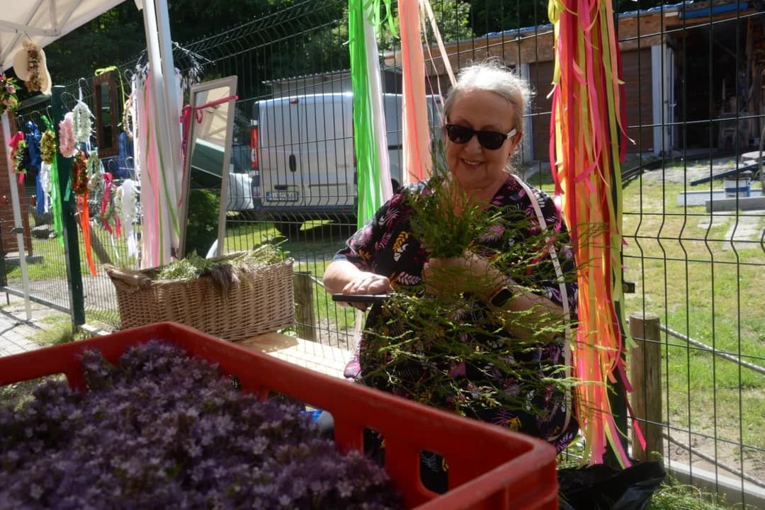 Najpierw wyplatano wianki, a poźniej puszczano je na Lutyni. Noc Świętojańska w Wilkowyi [ZDJĘCIA] — zdjęcie 4 z 118