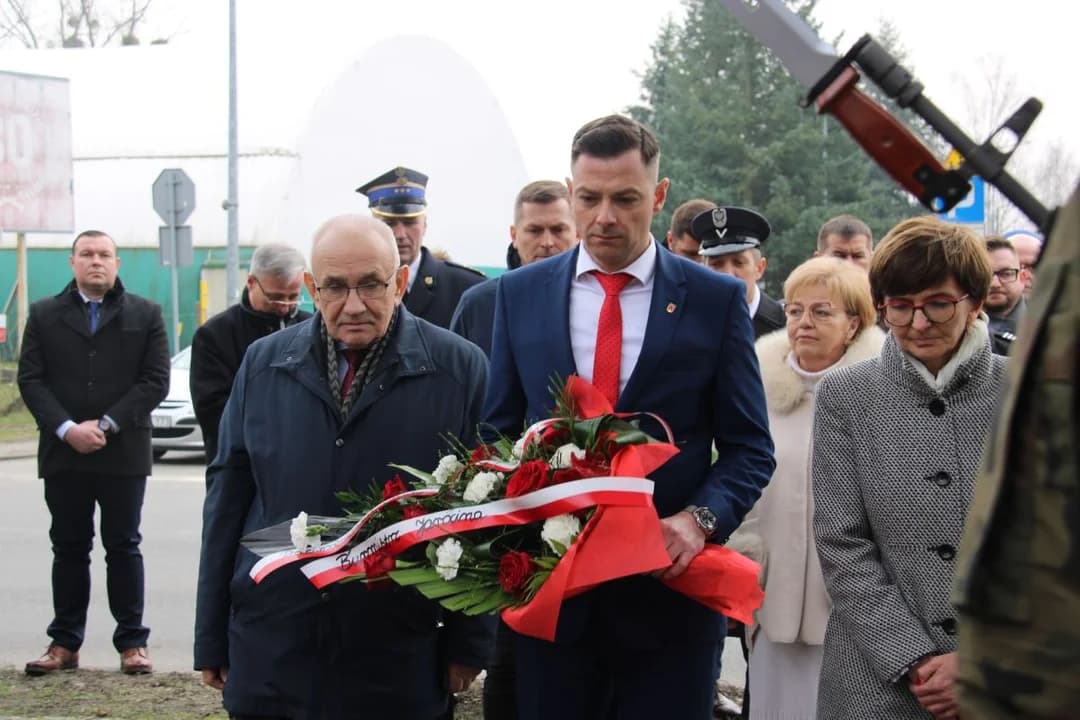 Uczcili Żołnierzy Wyklętych na mszy św. i przy pomniku w Jarocinie — zdjęcie 6 z 27