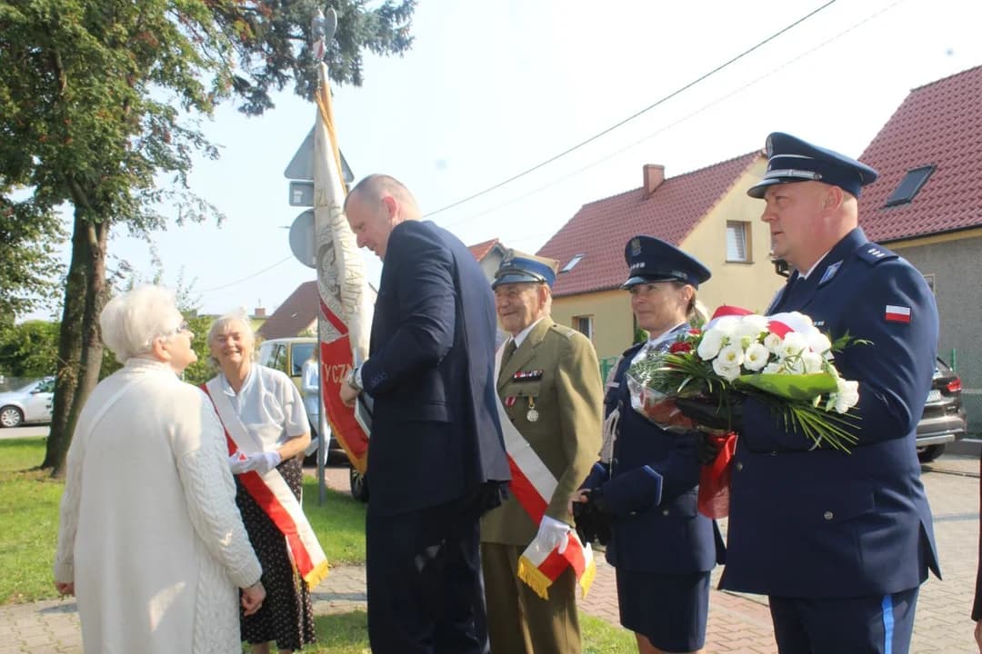 W Jarocinie uczczono Dzień Sybiraka przy Krzyżu Martyrologii w 20. rocznicę jego poświęcenia [ZDJĘCIA] — zdjęcie 3 z 100