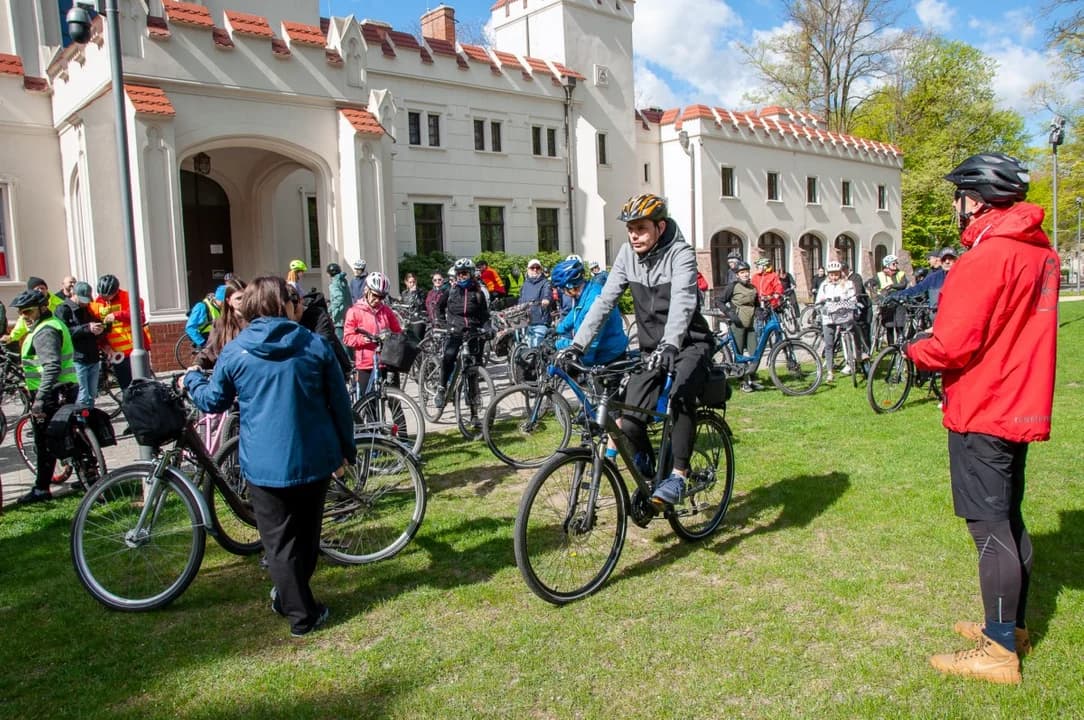 Start i metę kolejnego rajdu zorganizowanego przez RoweLOVE wyznaczono przy pałacu Radolińskich w Jarocinie. — zdjęcie 2 z 71