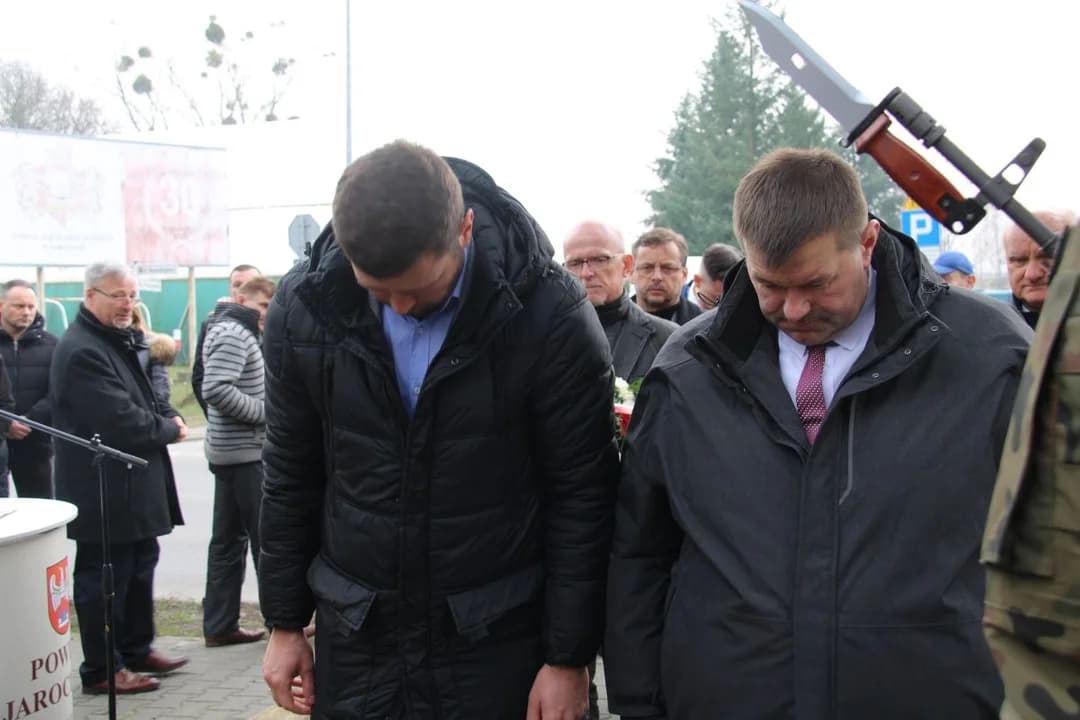 Uczcili Żołnierzy Wyklętych na mszy św. i przy pomniku w Jarocinie — zdjęcie 4 z 27